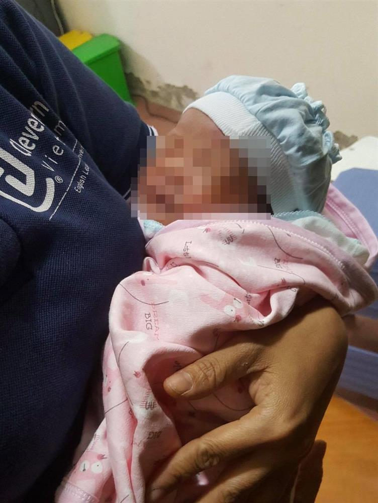 Hà Nội: Bé gái sơ sinh bị bỏ rơi tại trạm y tế-1