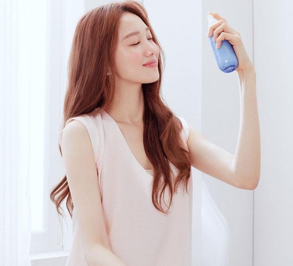 Bí kíp dùng xịt khoáng dưỡng ẩm đúng cách trong mùa hè-2