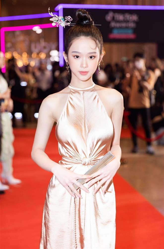 Linh Ka gây lú với khoảnh khắc mặc đồ như truổng cời-5