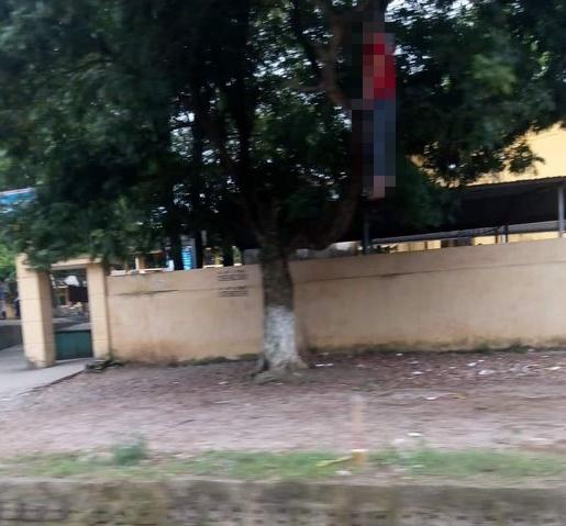 Người đàn ông chết trong tư thế treo cổ ngay cạnh cổng trường học-1