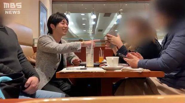 Hẹn hò cùng lúc với 35 phụ nữ để ép mua hàng-1