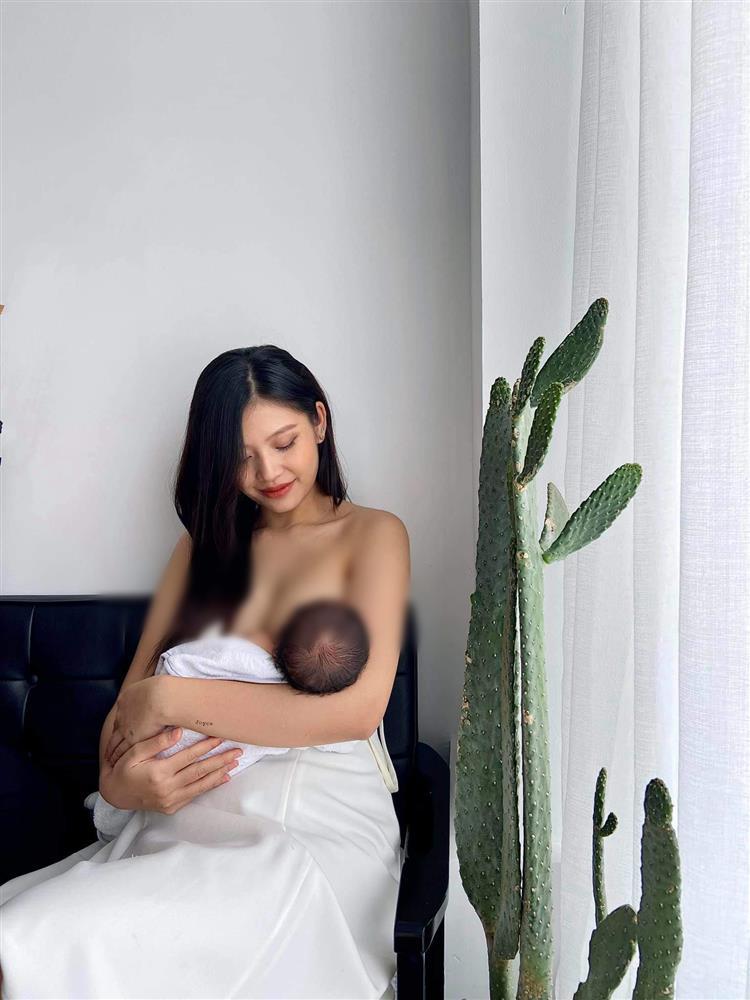 Chúng Huyền Thanh bán nude cho con bú ngay tại nơi làm việc-2