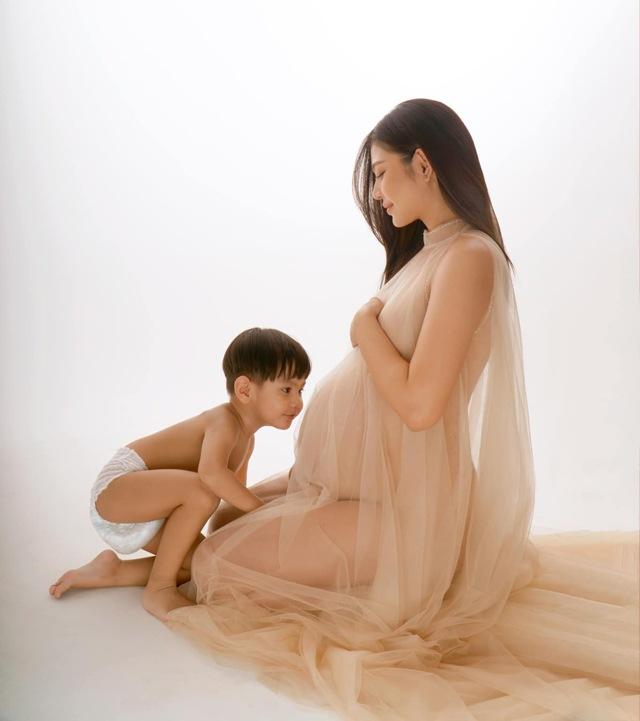 Chúng Huyền Thanh bán nude cho con bú ngay tại nơi làm việc-9