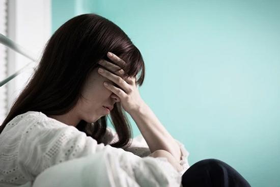 Chị dâu nằm liệt giường một tháng, anh trai đưa ra quyết định khiến ai cũng rơi nước mắt