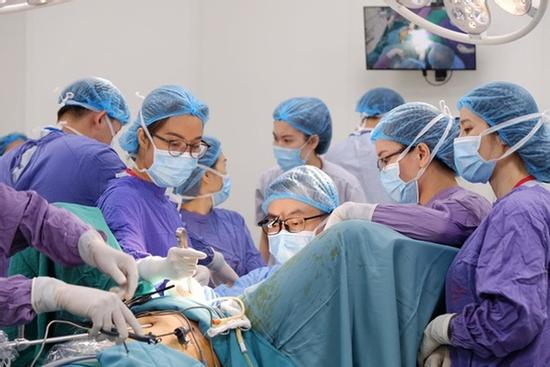 Chuyển đổi giới tính: Pháp luật Việt Nam có cho phép?