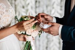 Cặp đôi Mỹ tự ý tổ chức đám cưới ở biệt thự của người khác