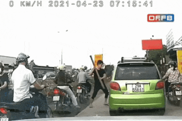 Clip: Thanh niên trườn qua cửa xe đấm tài xế túi bụi, vác gậy đập vỡ kính-1