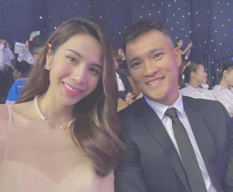 Công Vinh biểu cảm lạ lùng khi trước mặt là dàn chân dài quá hot-1