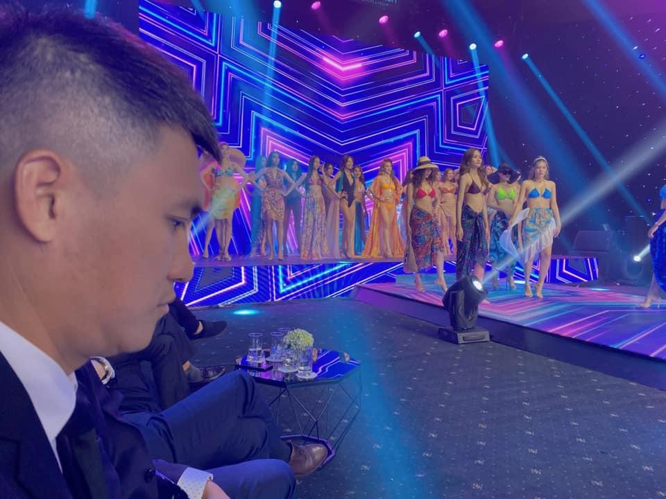 Công Vinh biểu cảm lạ lùng khi trước mặt là dàn chân dài quá hot-5