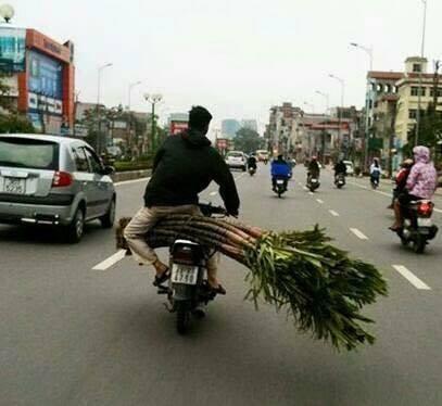 Há hốc mồm nhìn người vận chuyển tha lôi núi hàng hóa vẫn bon bon trên đường-5