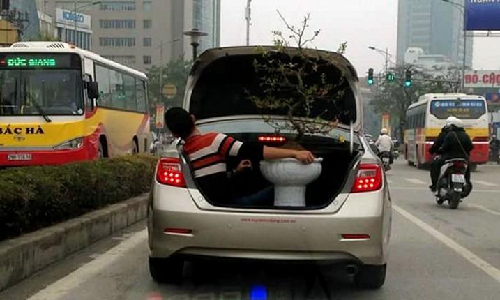 Há hốc mồm nhìn người vận chuyển tha lôi núi hàng hóa vẫn bon bon trên đường-8