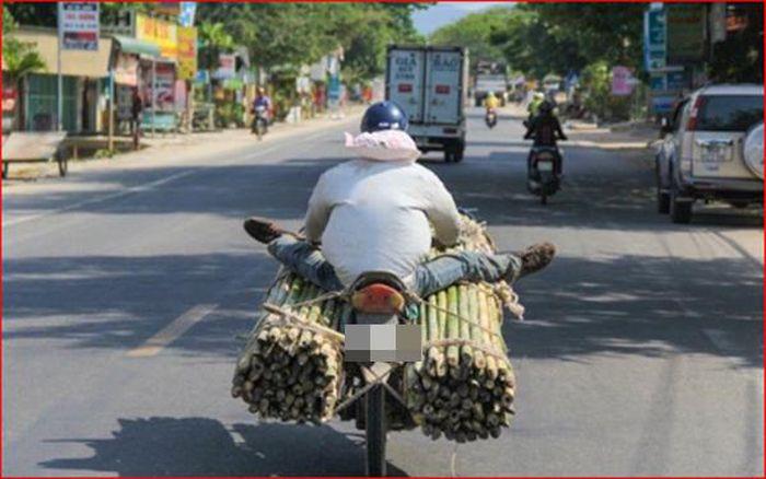 Há hốc mồm nhìn người vận chuyển tha lôi núi hàng hóa vẫn bon bon trên đường-12