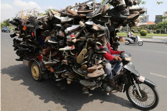 Há hốc mồm nhìn 'người vận chuyển' tha lôi 'núi' hàng hóa vẫn bon bon trên đường