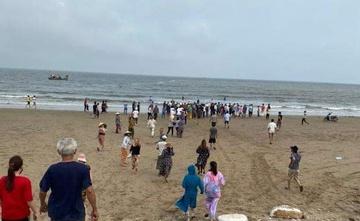 4 học sinh bị sóng cuốn khi tắm biển-1