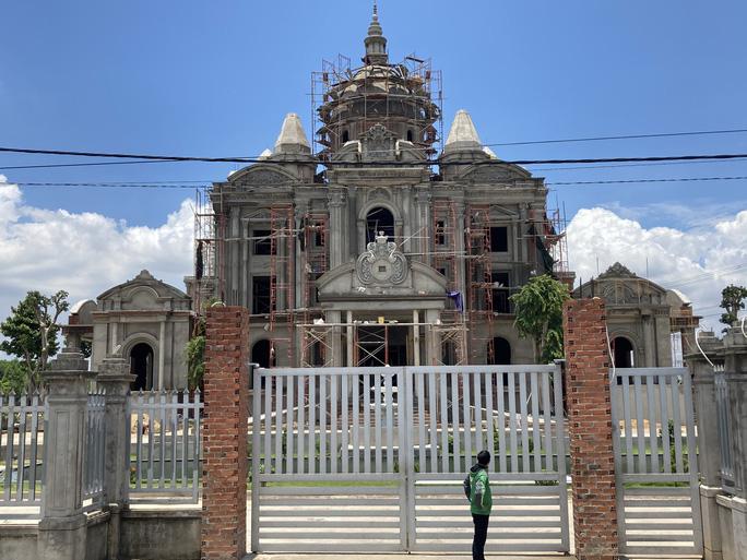 Cận cảnh biệt thự khổng lồ xây trái phép sừng sững ở Đồng Nai-1