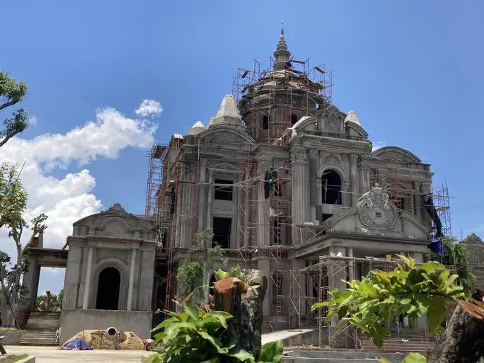 Cận cảnh biệt thự khổng lồ xây trái phép sừng sững ở Đồng Nai-2