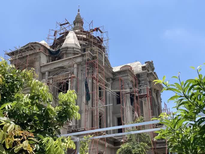 Cận cảnh biệt thự khổng lồ xây trái phép sừng sững ở Đồng Nai-5