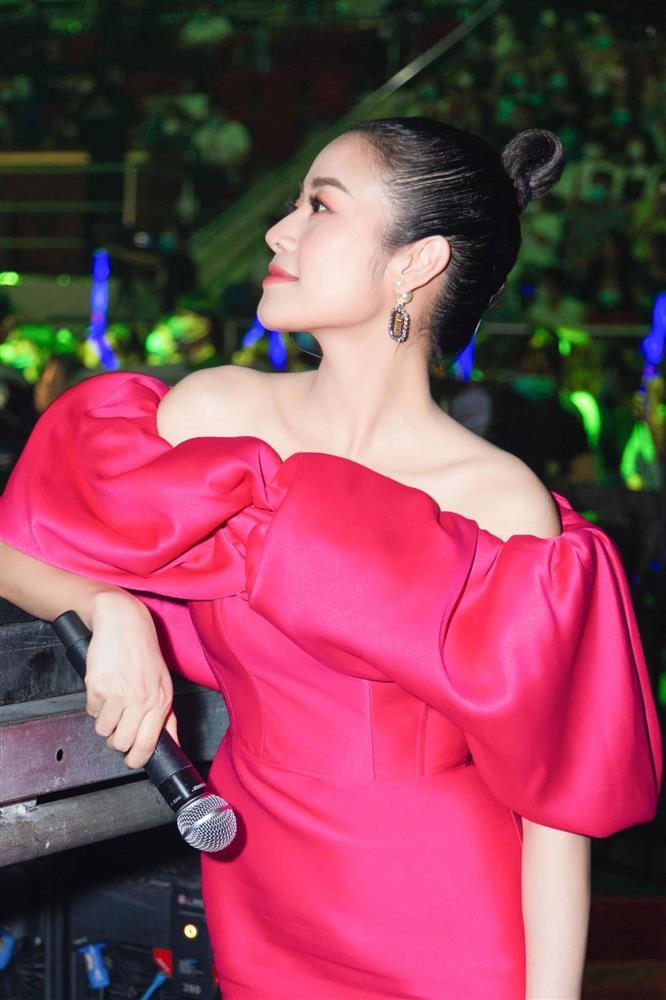 MC Phí Linh tự tin show mặt mộc trên trường quay VTV-7