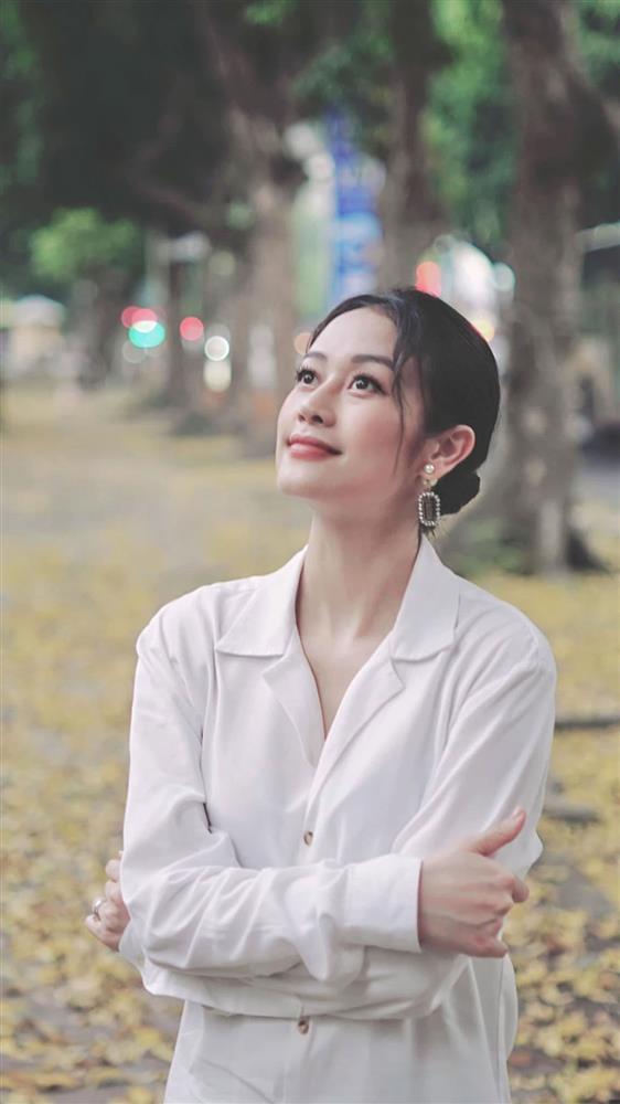 MC Phí Linh tự tin show mặt mộc trên trường quay VTV-10