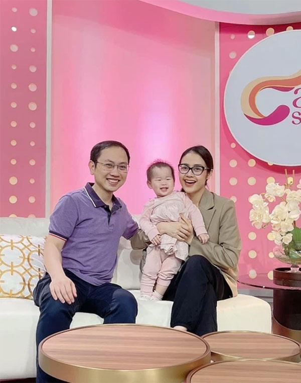 MC Phí Linh tự tin show mặt mộc trên trường quay VTV-1