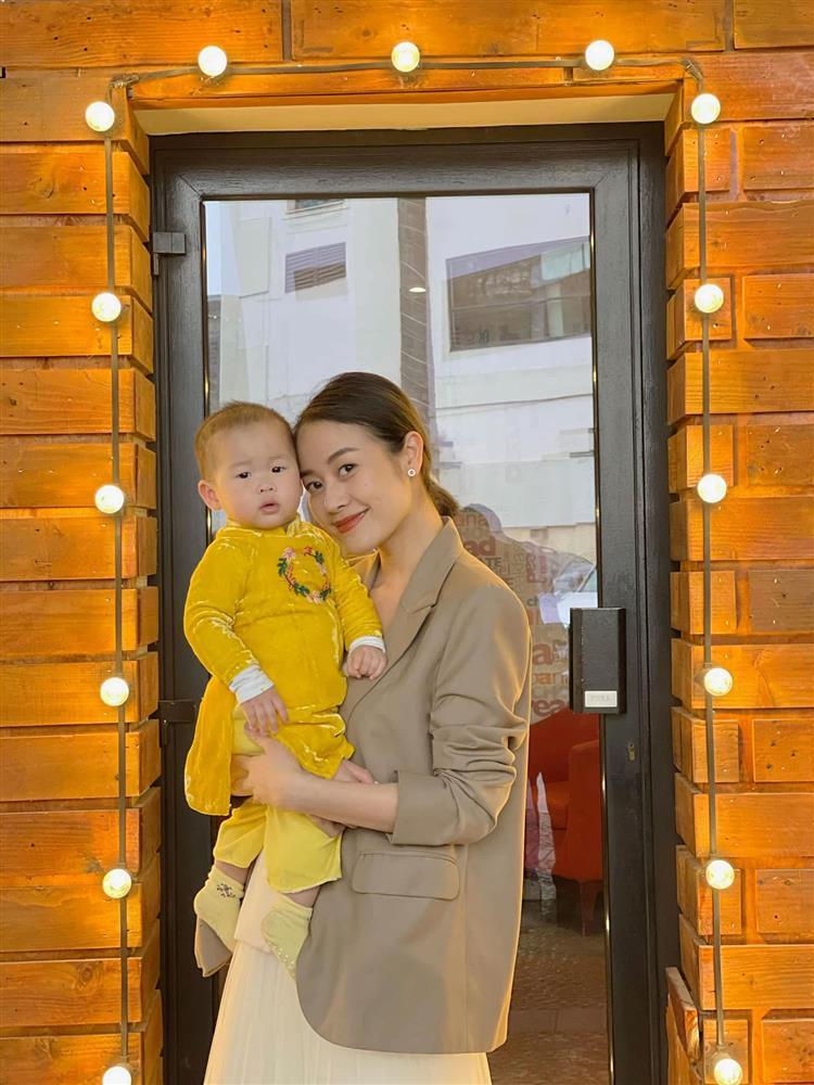 MC Phí Linh tự tin show mặt mộc trên trường quay VTV-5