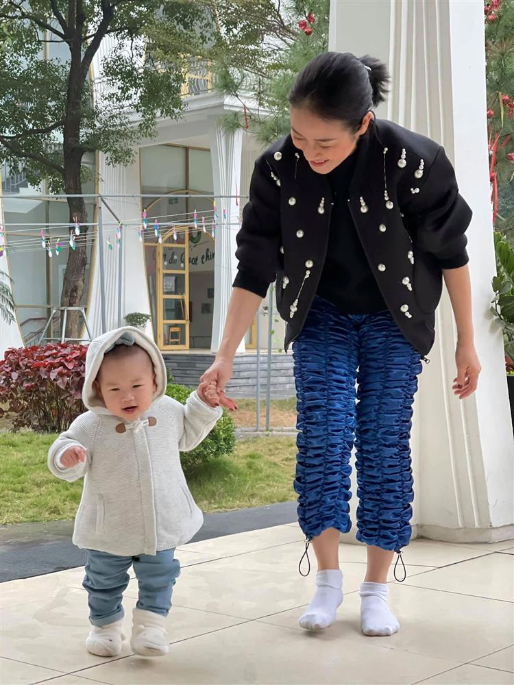 MC Phí Linh tự tin show mặt mộc trên trường quay VTV-6