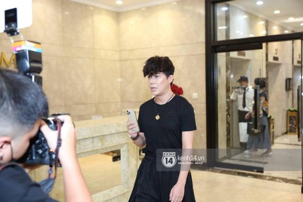 Bố phải gọi điện khuyên nhủ Nathan Lee sau loạt trò lố-4