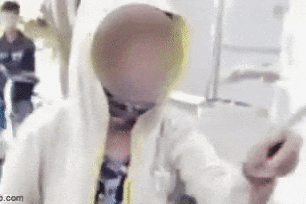 2 mẹ con bị đổ phân lên người: Chủ nợ đến trường bé dọa cho giang hồ bắt-3