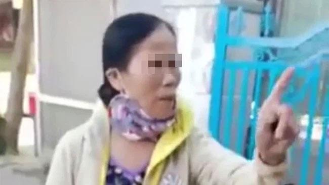 2 mẹ con bị đổ phân lên người: Chủ nợ đến trường bé dọa cho giang hồ bắt-2