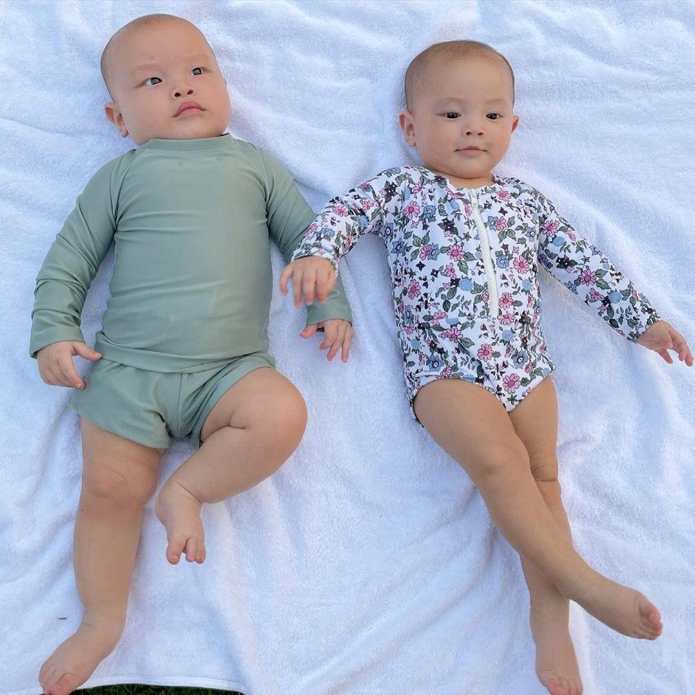 Cặp song sinh nhà Hồ Ngọc Hà lần đầu diện đồ bơi dễ thương hết nấc-1