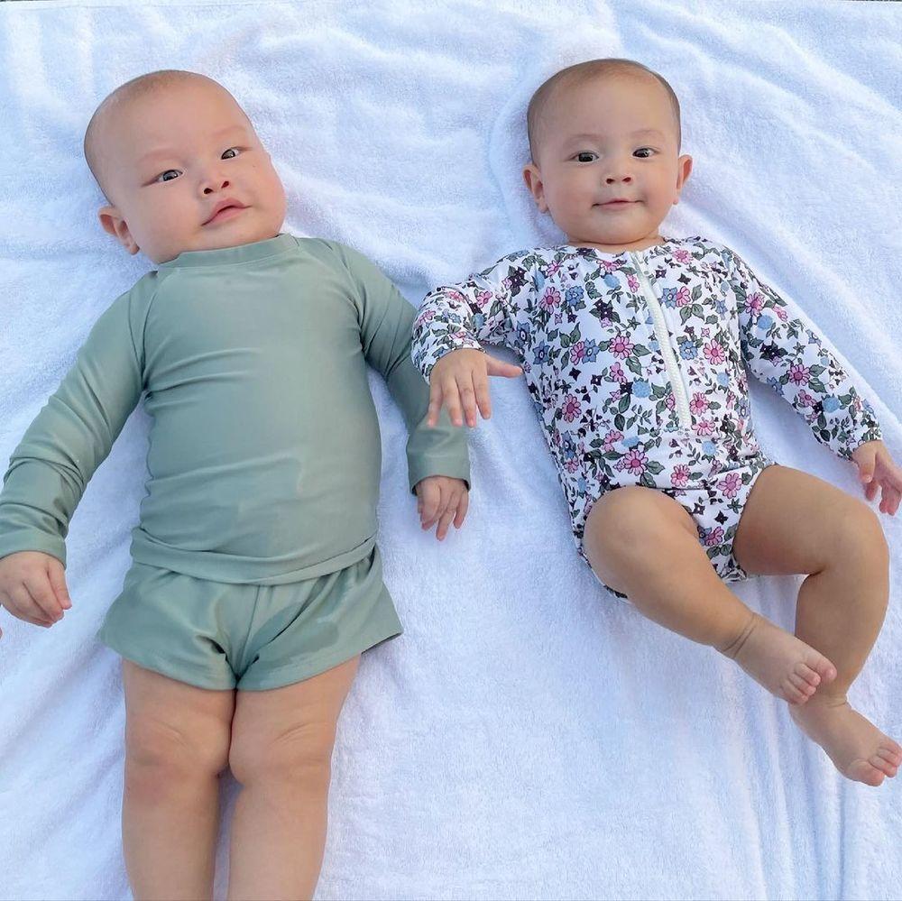 Cặp song sinh nhà Hồ Ngọc Hà lần đầu diện đồ bơi dễ thương hết nấc-2