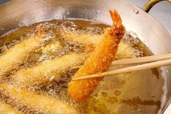 Mẹo nhỏ giúp bạn chiên đồ không lo bị dầu mỡ bắn vào người