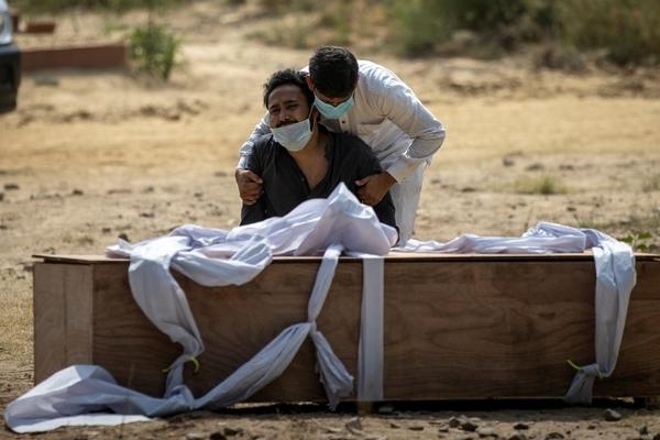 Ấn Độ: Xác chết đổ về, lò hỏa táng xử lý không xuể, tìm cách che mắt người sống-5