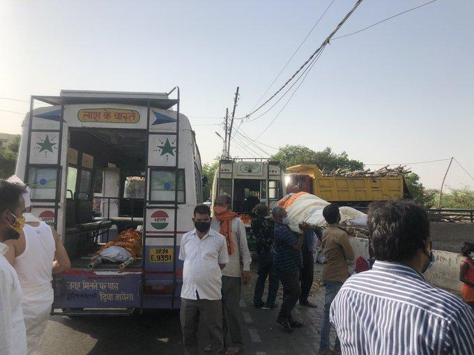 Ấn Độ: Xác chết đổ về, lò hỏa táng xử lý không xuể, tìm cách che mắt người sống-2