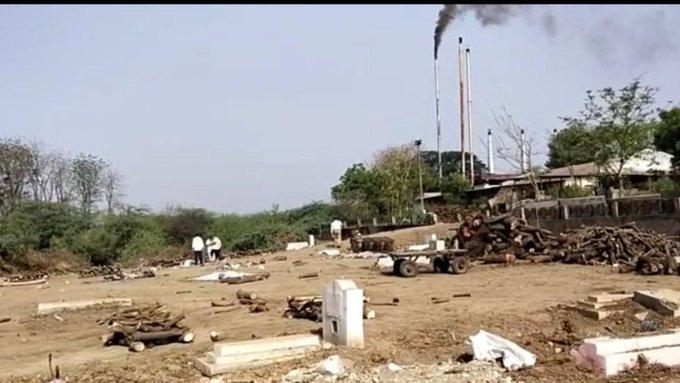 Ấn Độ: Xác chết đổ về, lò hỏa táng xử lý không xuể, tìm cách che mắt người sống-1