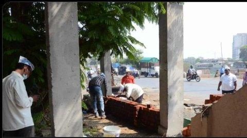 Ấn Độ: Xác chết đổ về, lò hỏa táng xử lý không xuể, tìm cách che mắt người sống-4