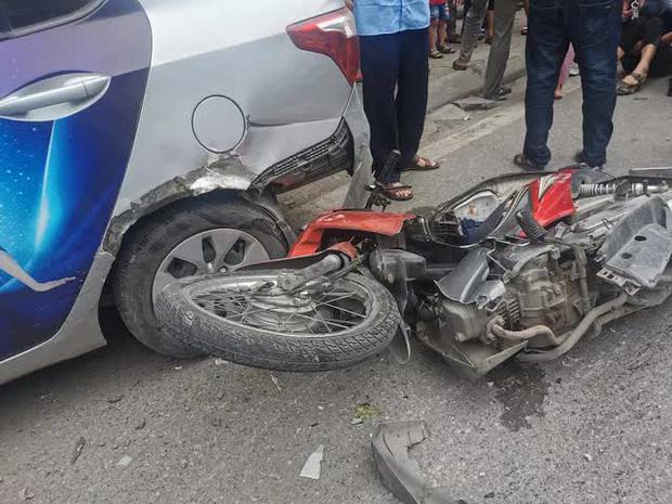 Hà Nội: Xe bán tải mất lái đâm liên hoàn 3 ô tô, 2 xe máy-4