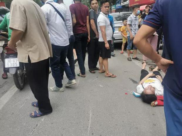 Hà Nội: Xe bán tải mất lái đâm liên hoàn 3 ô tô, 2 xe máy-5