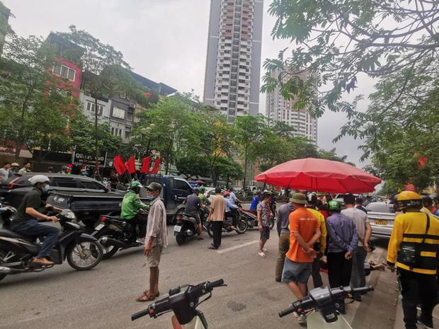 Hà Nội: Xe bán tải mất lái đâm liên hoàn 3 ô tô, 2 xe máy-6