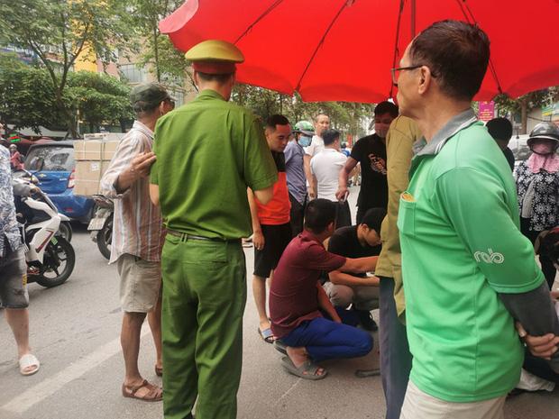 Hà Nội: Xe bán tải mất lái đâm liên hoàn 3 ô tô, 2 xe máy-7