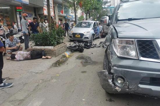 Hà Nội: Xe bán tải mất lái đâm liên hoàn 3 ô tô, 2 xe máy