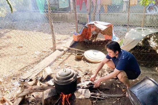 Mới cưới xong, Phan Mạnh Quỳnh nhóm bếp củi làm gà cho vợ khiến dân mạng cưng xỉu