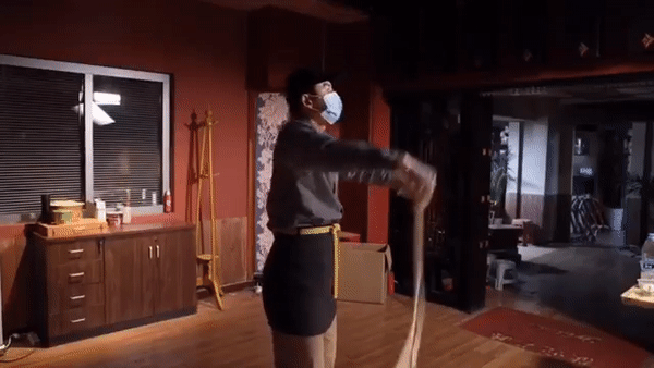 Trương Triết Hạn gây bão với cảnh múa mì dẻo hơn cả nhân viên nhà hàng lẩu-1