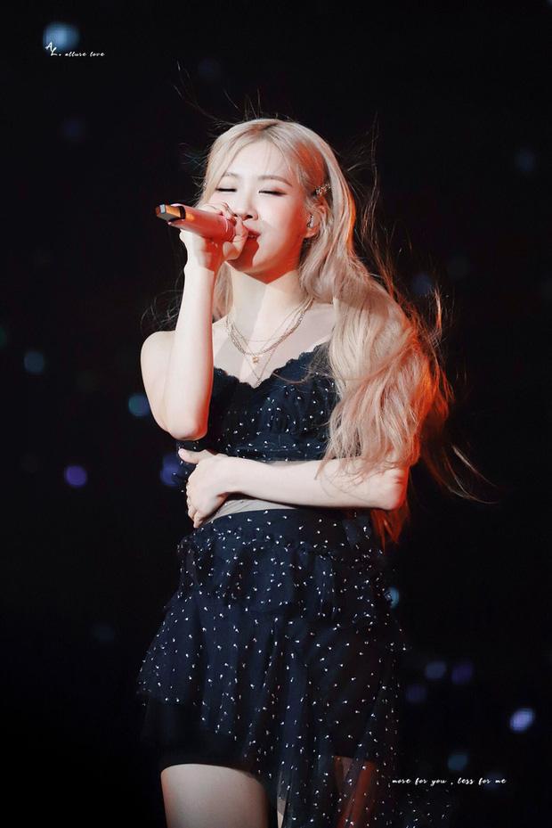 Ngắm Rosé diện váy chấm bi xinh thế này thì dù lương chưa về cũng muốn sắm theo!-4