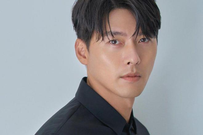 Hyun Bin: Hồi cuối tháng 1/2021, ngay sau khi Hyun Bin xác nhận hẹn hò Son Ye Jin, truyền thông Hàn cho biết nam diễn viên đã đầu tư mua một căn penthouse. Tổng diện tích căn hộ rơi vào khoảng 242 m2. Theo tờ Sunday News, giá thị trường của căn nhà nằm ở mức 4,3 triệu USD.