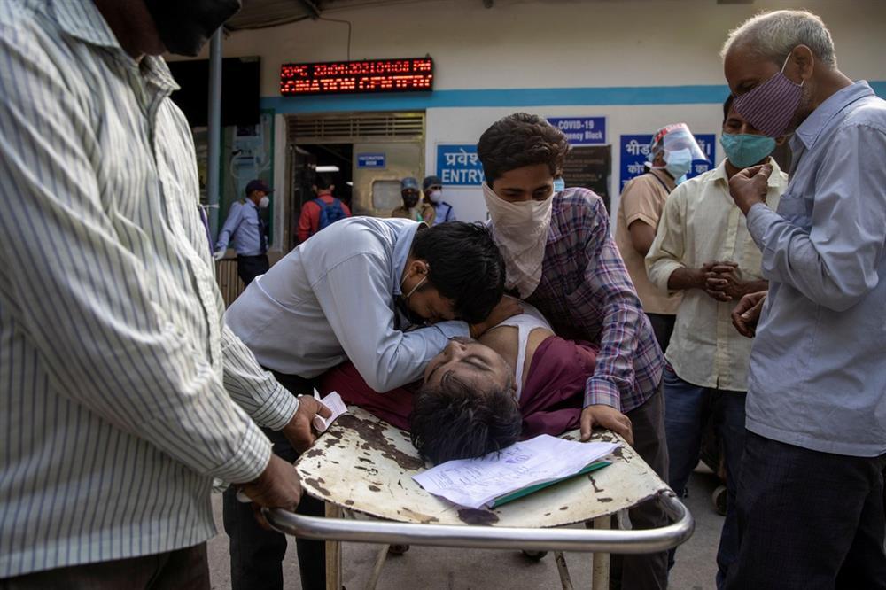 Bệnh nhân Ấn Độ chết trước cửa bệnh viện, tắt thở trên xe ba bánh-1
