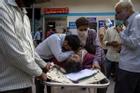 Bệnh nhân Ấn Độ chết trước cửa bệnh viện, tắt thở trên xe ba bánh