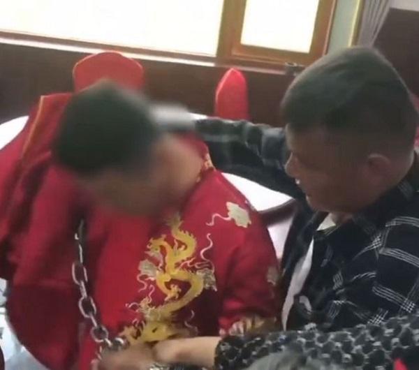 Chú rể bị xích cổ trong ngày cưới, màn giải cứu nghẹt thở hơn phim-2