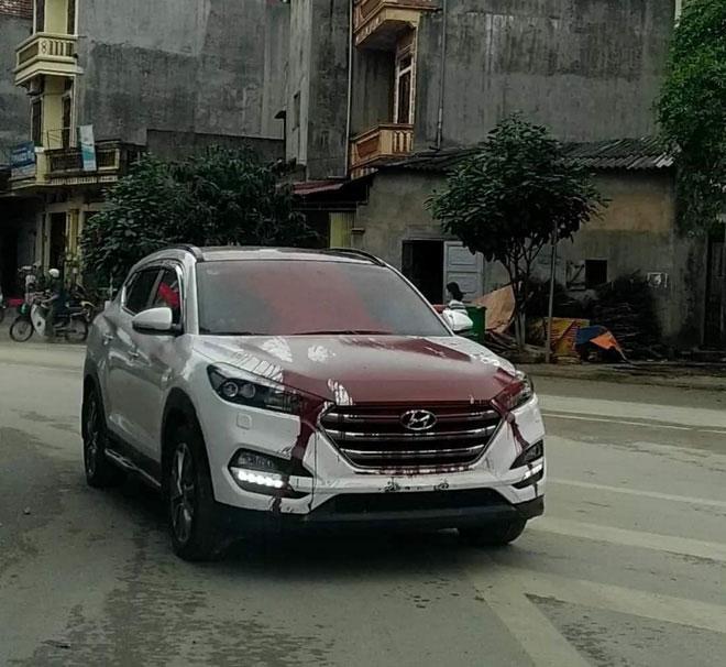 Xôn xao ảnh chiếc xế hộp mới toanh bị hất cả xô sơn đỏ-2