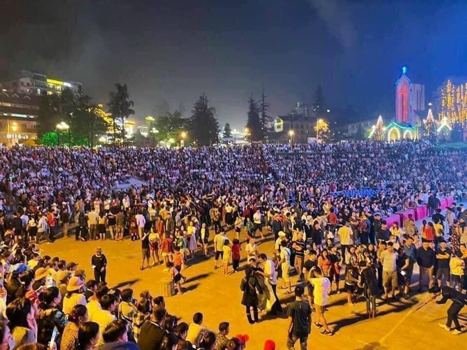 Du khách đổ về Sa Pa, quảng trường đông đúc cuối tuần-1